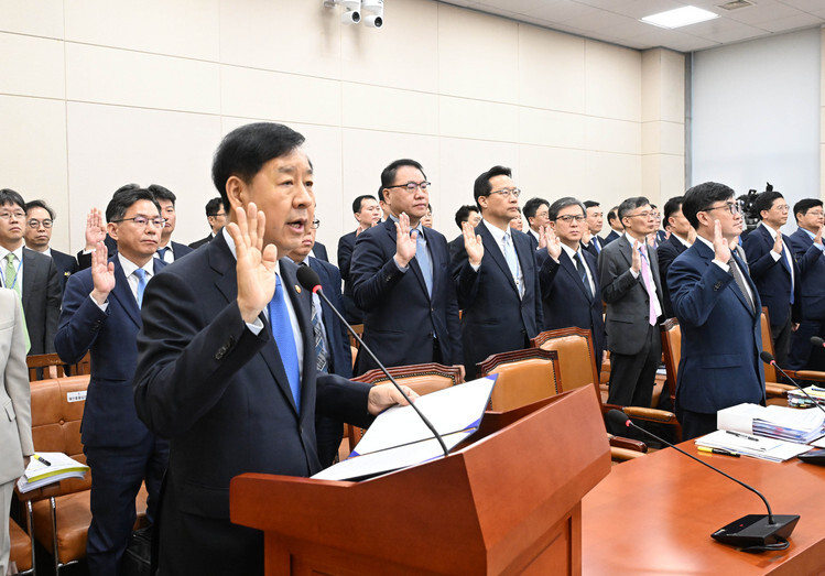 정부, 부동산 패키지 대책에 ‘보유세 인상 기조’ 담는다