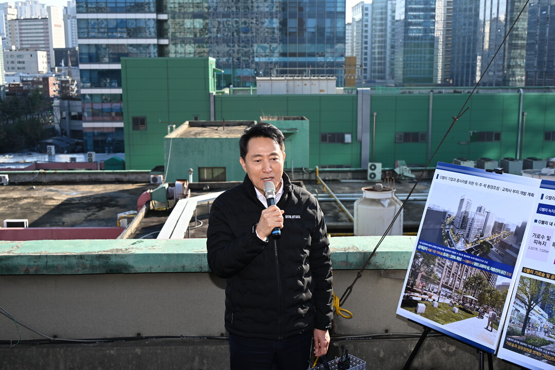 오세훈 서울시장이 11일(목) 금천구 G밸리 국가산업단지 내 특별계획구역 민간개발부지인 교학사 부지에서 G밸리 가로숲&middot;띠녹지 조성 계획을 설명하고 있다. /서울시 제공