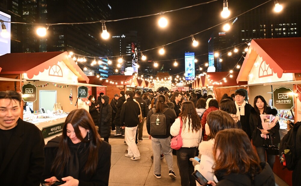 크리스마스마켓 행사에 참여한 시민들 /서울시 제공