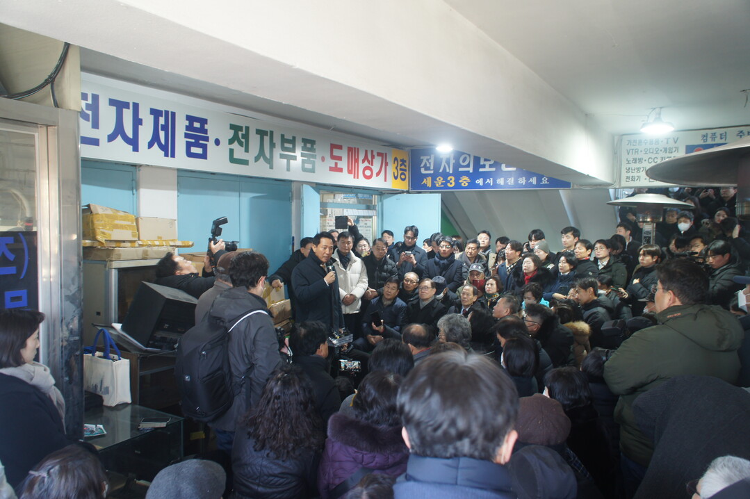 세운상가에서 주민간담회 하는 오세훈 시장 /도시경제채널 자료사진