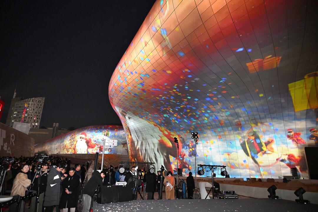 &lsquo;서울라이트 DDP 2025 겨울&rsquo;을 통해 크리스마스 타운으로 변신한 DDP의 모습 /서울시