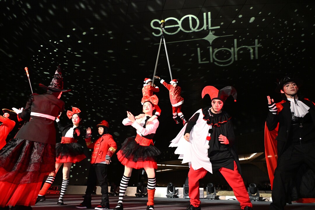 [포토뉴스] 크리스마스 빛으로 물든 ‘2025 서울라이트 DDP 겨울’