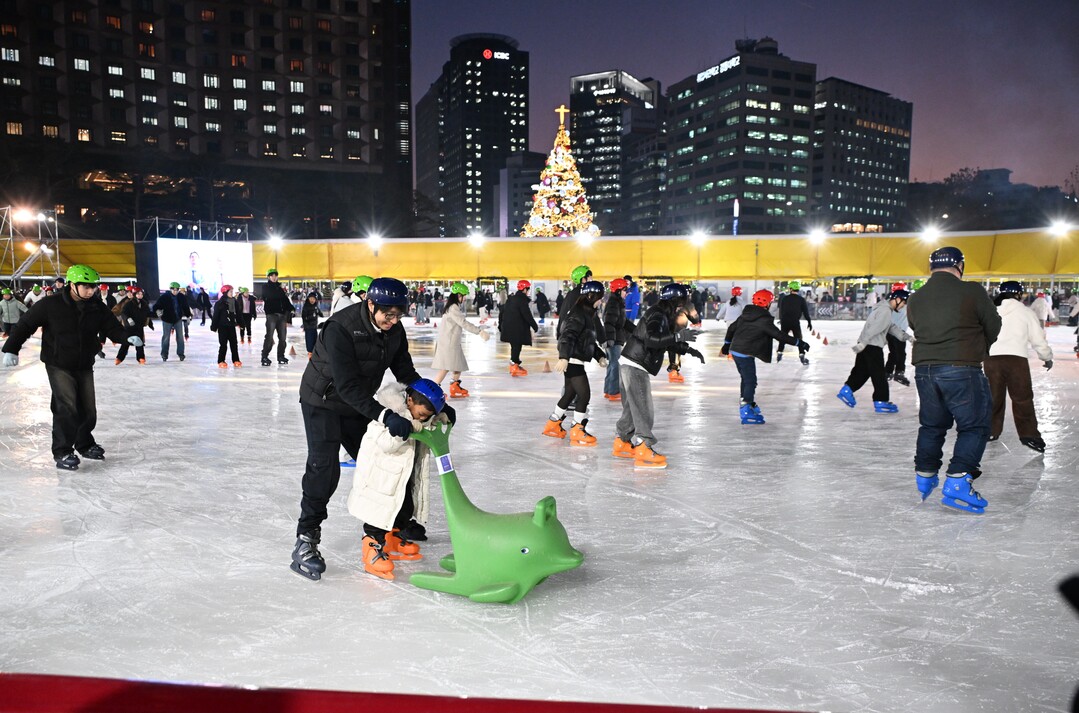 서울시민들에게 다가온 겨울시즌. 서울광장 스케이트장 이용 모습 /서울시