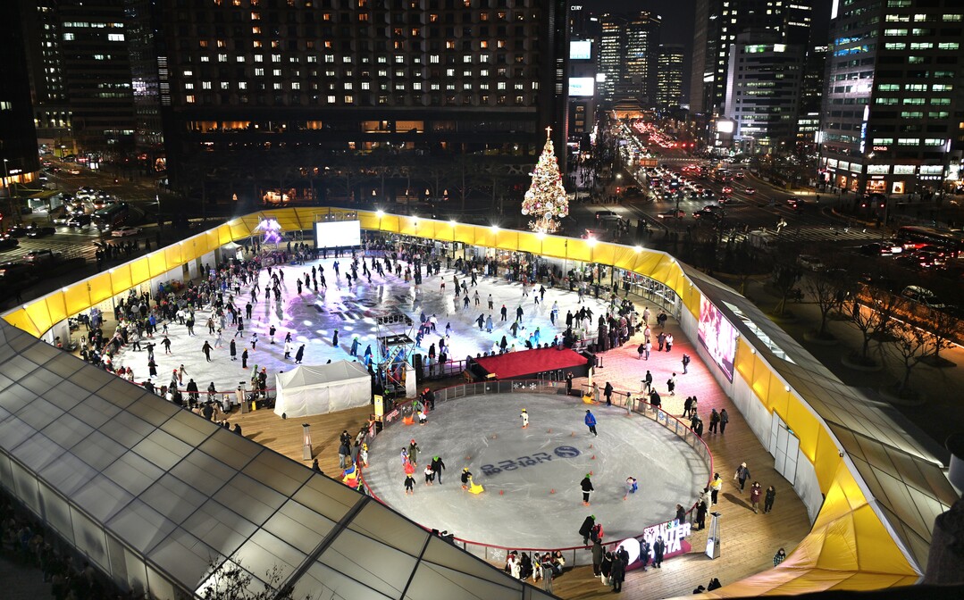 19일 개장한 서울광장 스케이트장. 개장식 이후 시민들이 무료로 이용하고 있다. /서울시