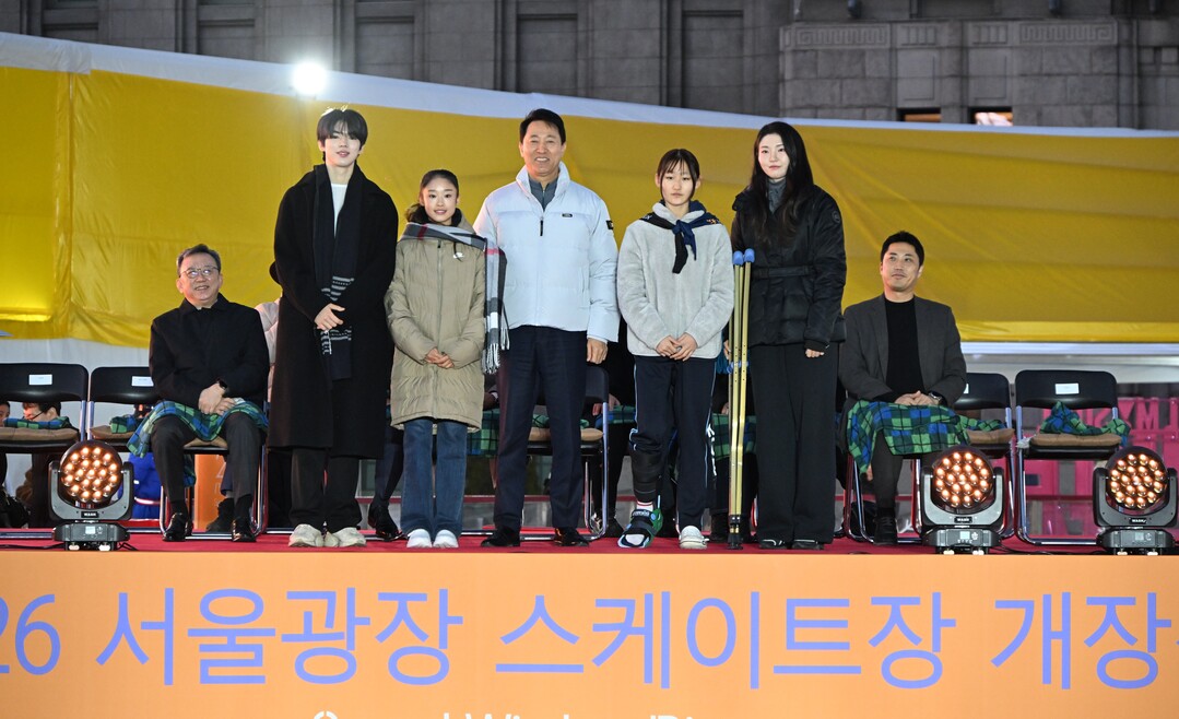 국가대표 차준환 선수(맨 왼쪽)와 심석희 선수(맨 오른쪽)가 유망주들과 기념촬영하고 있다. /서울시