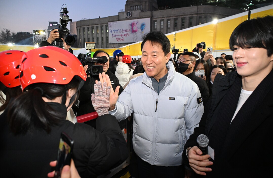 스케이트장 이용하는 시민들과 인사 나누는 오세훈 서울시장. /서울시