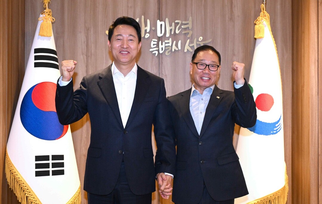 오세훈 서울시장(왼쪽)과 김승용 마을버스조합 이사장(오른쪽)을 만나 기념촬영을 하고 있다. /서울시