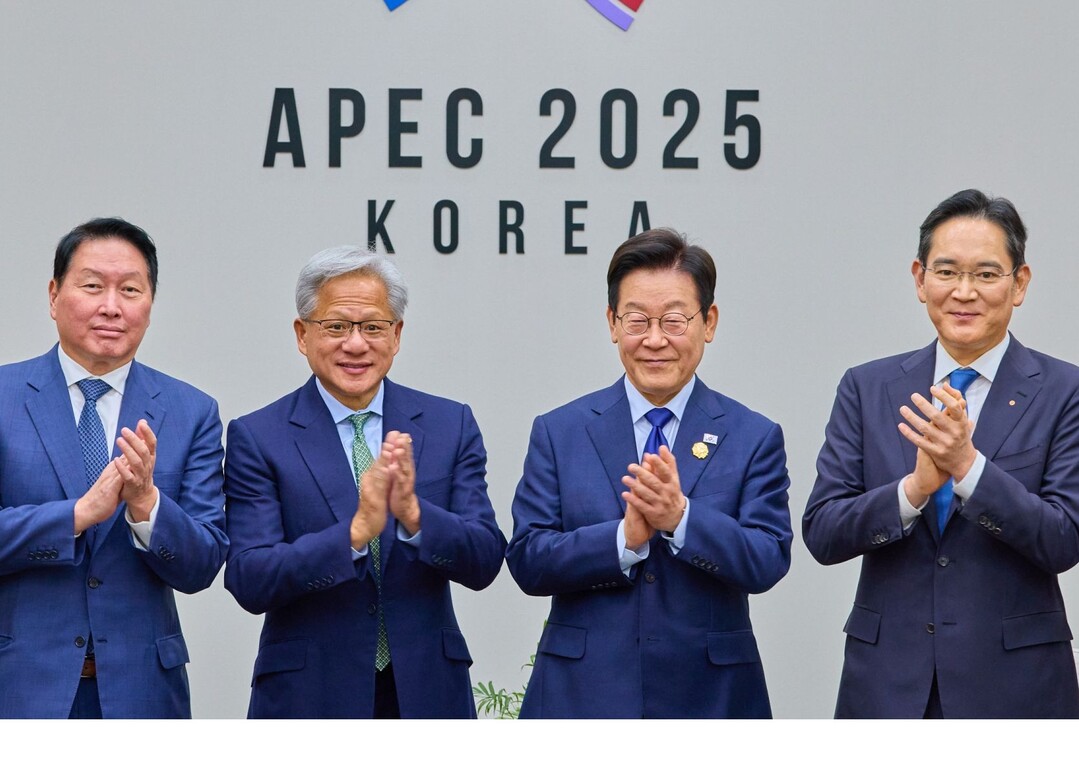 이재명 대통령이 한국 주요 기업 인사들과 젠슨 황 엔비디아 대표를 접견하고 있다. /대통령실