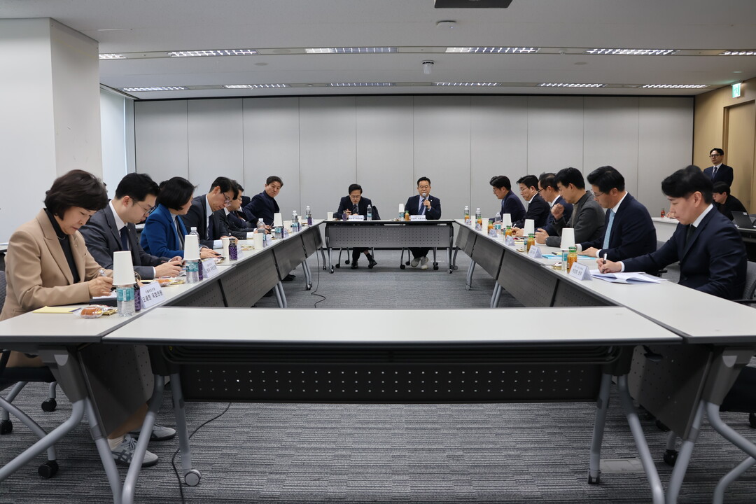 민주당 을지로위원회 의원들과 쿠팡 대관 직원들이 간담회를 갖고 있다. /이훈기 의원실 제공