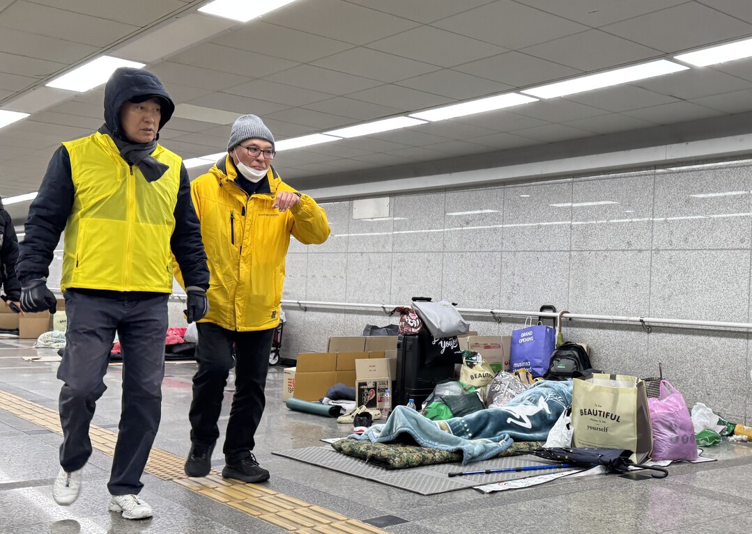 오세훈 서울시장이 25일(목) 오후 서울역광장 인근 지하보도를 찾아, 한파 대비 거리노숙인 보호 현장을 점검하고 있다.