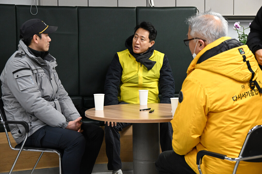 서울역파출소를 방문해 한파 속 노숙인 보호 활동 관련 애로사항을 청취하고 있다.