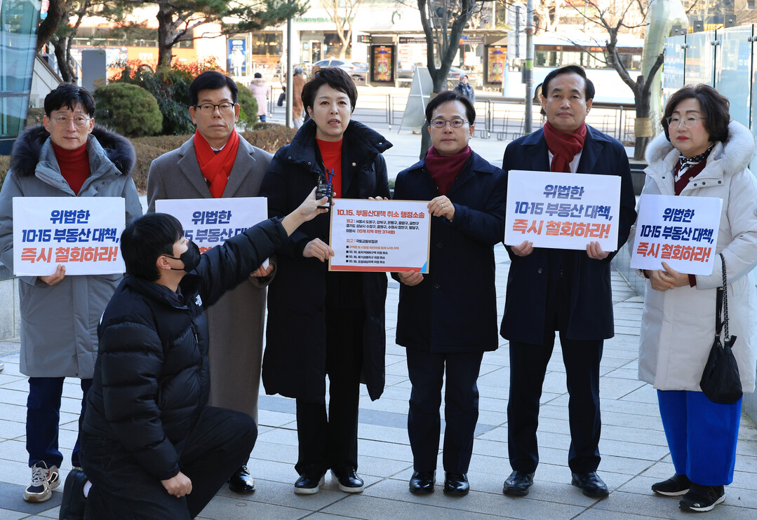 국민의힘 김은혜 의원이 당협위원장, 피해 주민들과 10.15 부동산대책에 대한 행정처분 취소 소송 접수를 위해 26일 서울 서초구 행정법원으로 들어서며 소송 취지를 말하고 있다. /연합뉴스