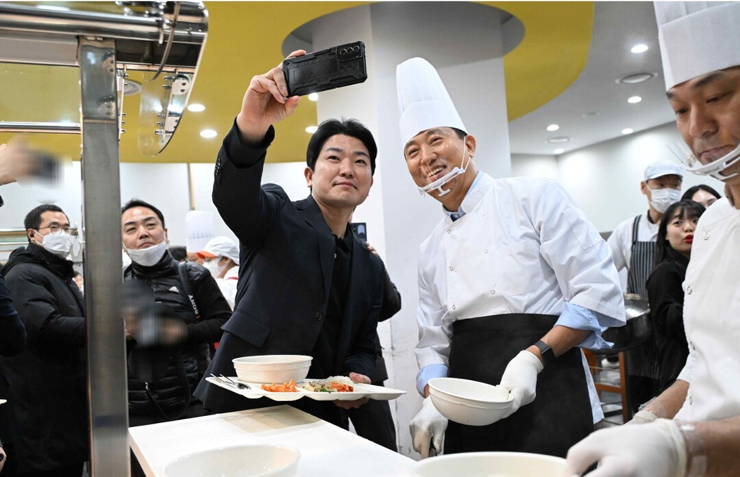 [포토뉴스] 서울시장 "새해인사는 구내식당에서 배식"