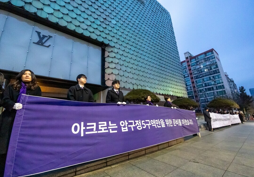 &nbsp;DL이앤씨 임직원들이 10일 오전 서울 강남구 압구정5구역 인근에서 조합원들에게 출근길 인사를 하고 있다. / DL이앤씨