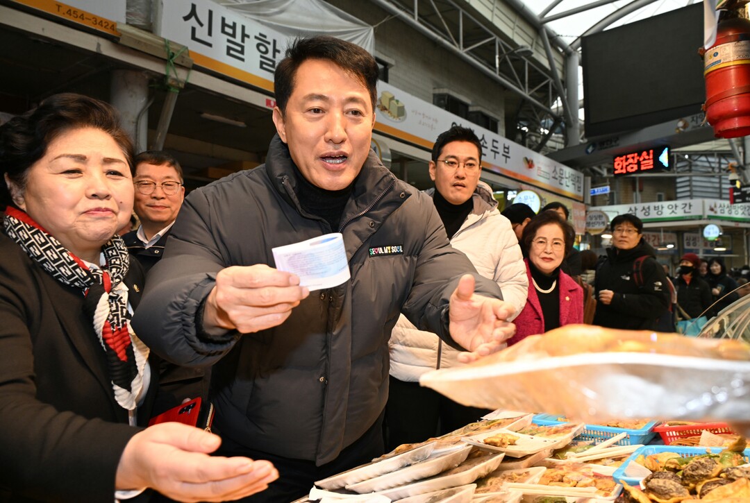 [포토뉴스] 오세훈 시장, 설 앞두고 전통시장·시책 현장 점검