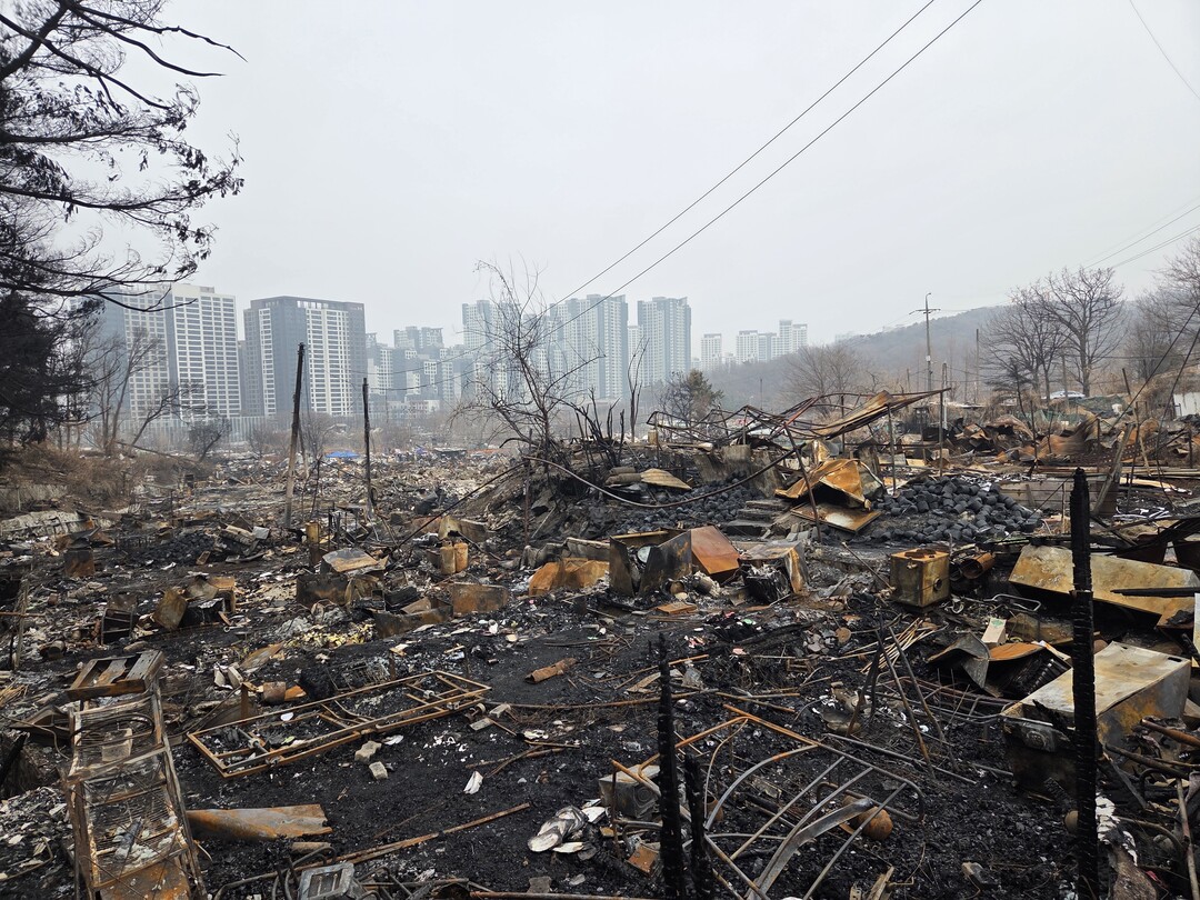 화재로 거처 잃고, 재개발 갈등 내제…강남 구룡마을의 ‘잿빛 설’