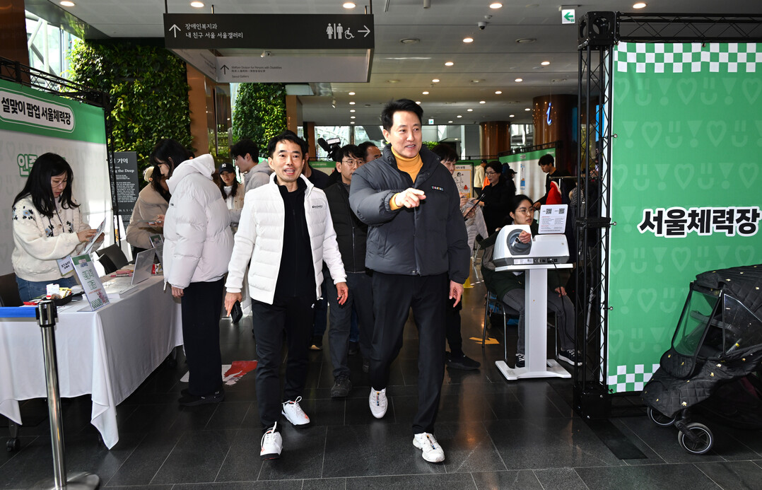 [포토뉴스] 오세훈 시장, 설 앞두고 서울시청 팝업 체력장·서울갤러리 현장 방문