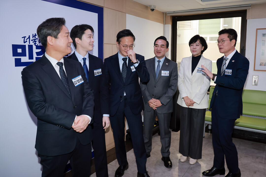 [포토뉴스]민주당 서울시장 예비후보, 면접 대기 중 담소