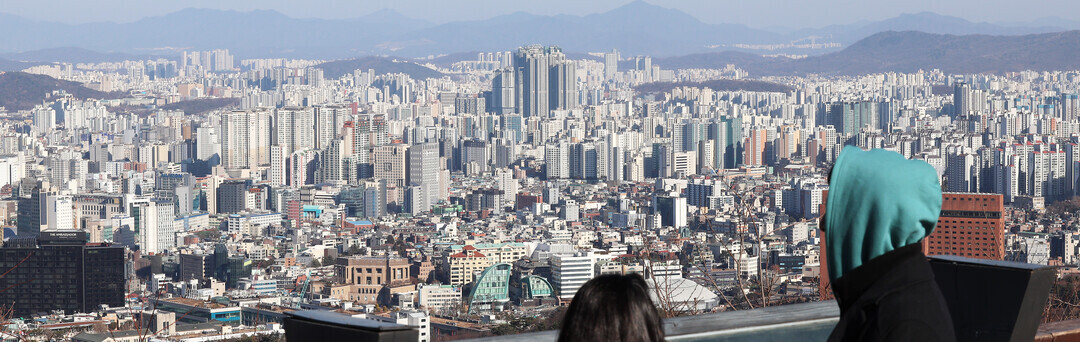서울 남산 전망대를 찾은 시민들이 아파트가 빼곡한 풍경을 바라보고 있다. [연합뉴스]