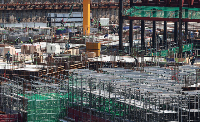 서울 시내의 한 재건축 아파트 건설 현장에서 노동자들이 작업을 하고 있다. / 연합뉴스&nbsp;