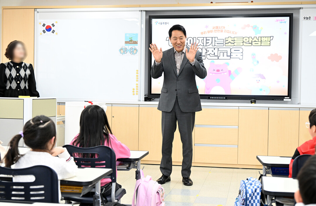 [포토뉴스]오세훈 시장, 초등학교서 ‘초등안심벨’ 시연