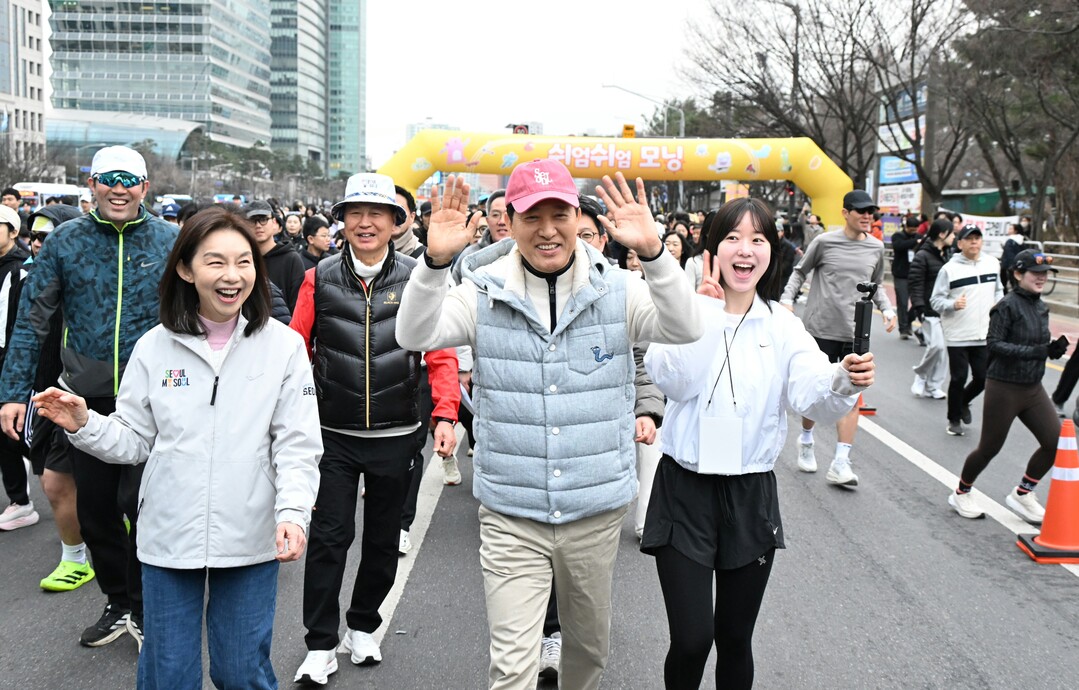  [포토뉴스]오세훈 시장, 시민과 함께 ‘쉬엄쉬엄 모닝’ 걷다