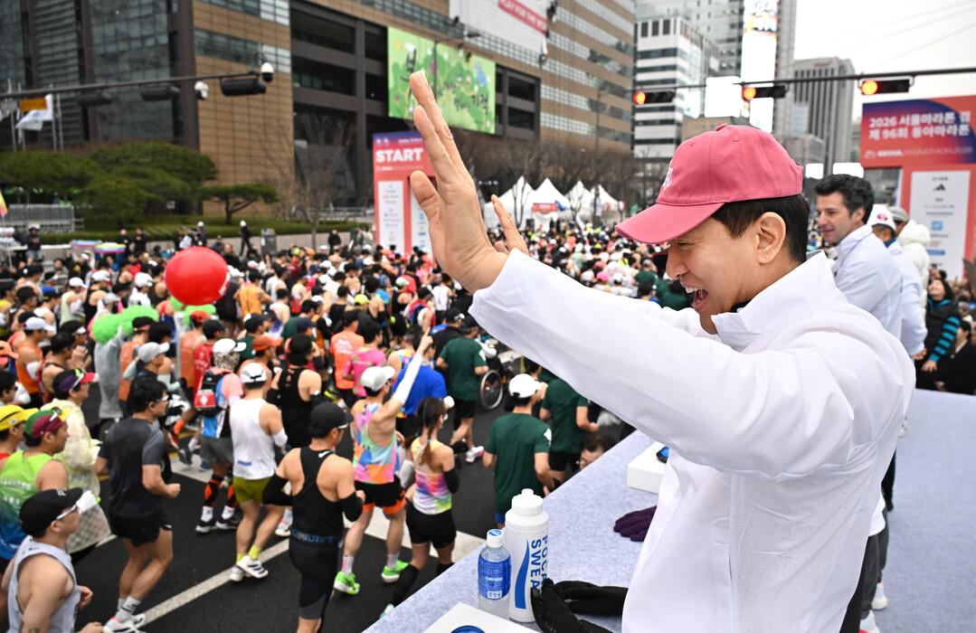[포토뉴스] 오세훈 시장, ‘2026 서울마라톤’ 현장 응원