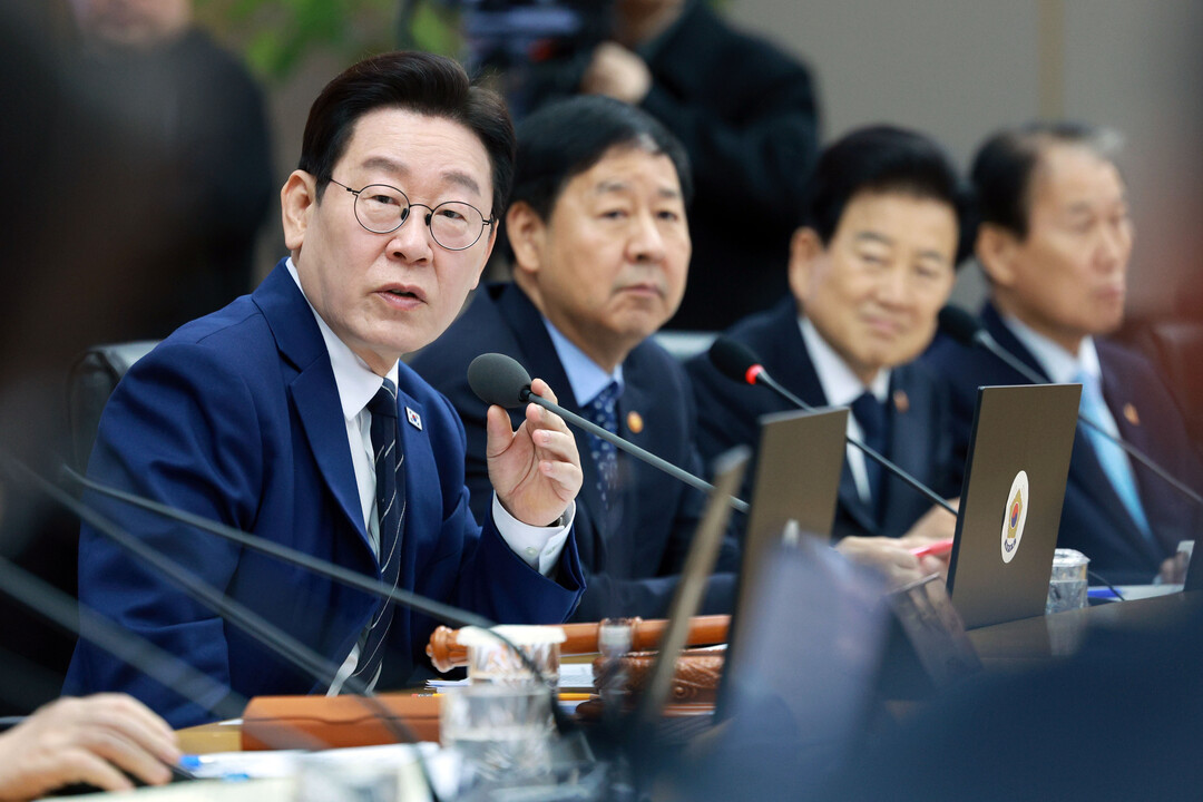 李대통령 “부동산 증세는 ‘전쟁의 핵폭탄’... 필요하다면 최후 수단으로 쓸 것”