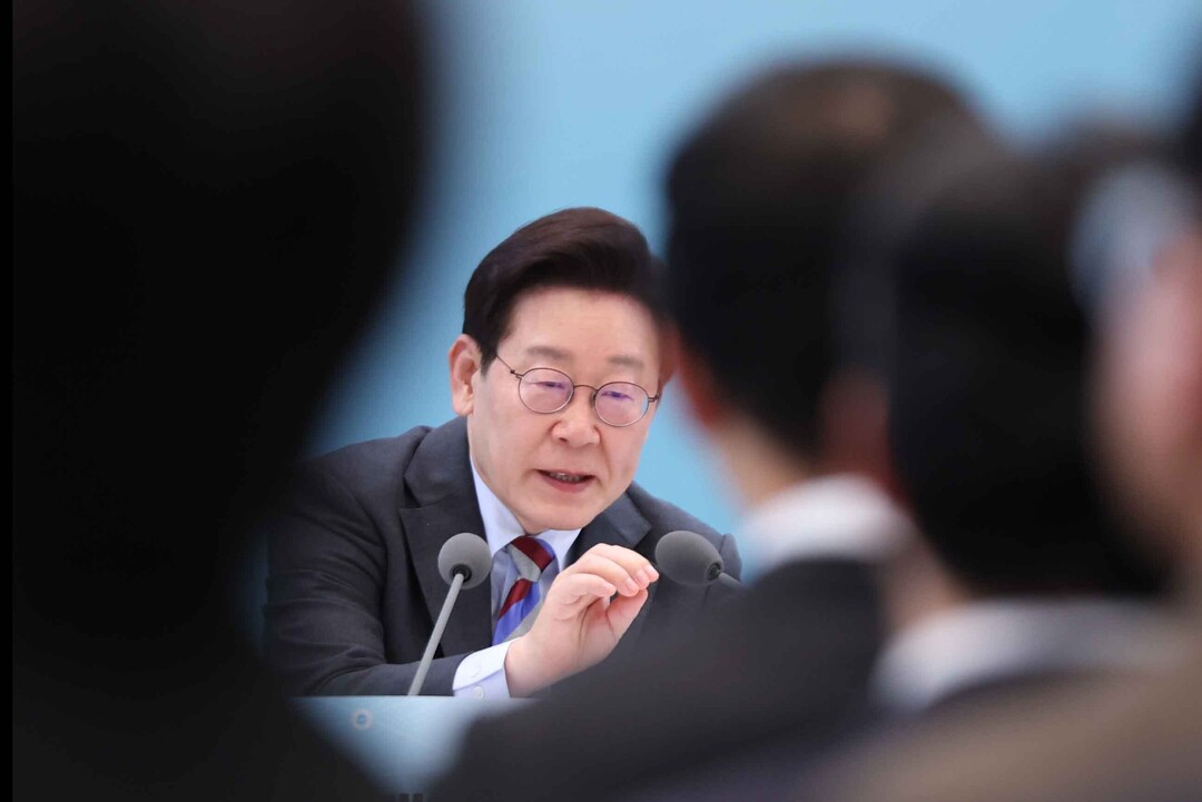 李대통령 "다주택 공직자, 부동산 정책서 손 떼라" 전격 지시