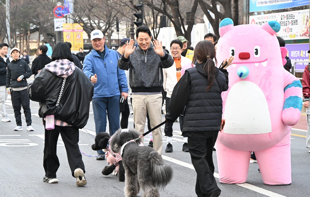 [포토뉴스]오세훈 시장, 시민과 함께 ‘쉬엄쉬엄 모닝’ 걷다