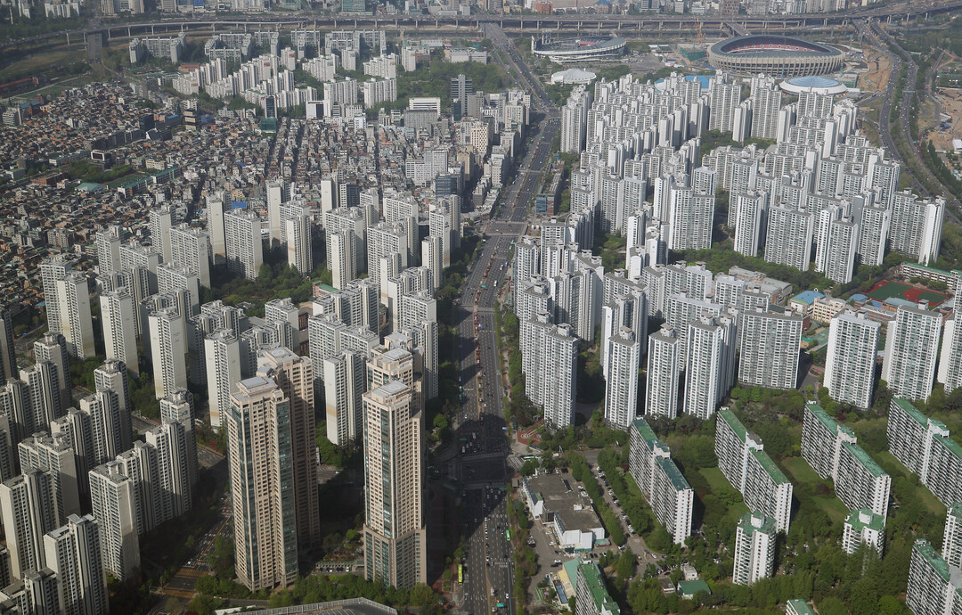 송파구 롯데월드타워에서 바라본 아파트의 모습 [사진=연합뉴스]