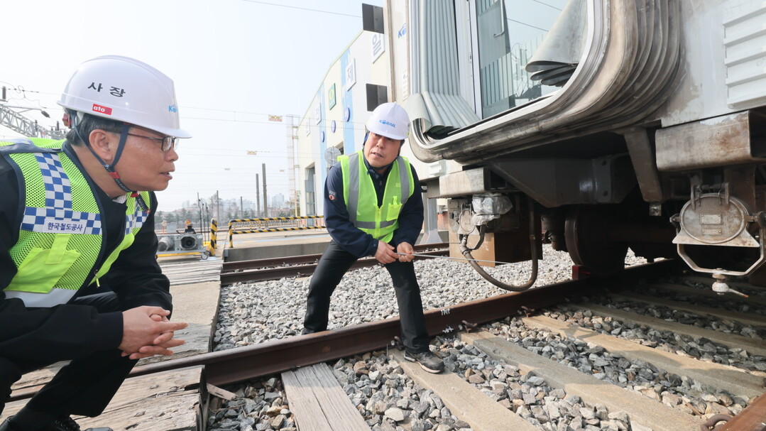 김태승 한국철도공사 사장(왼쪽)이 서해선 전동열차의 하자 조치 현황을 점검하고 있다. [사진=코레일]