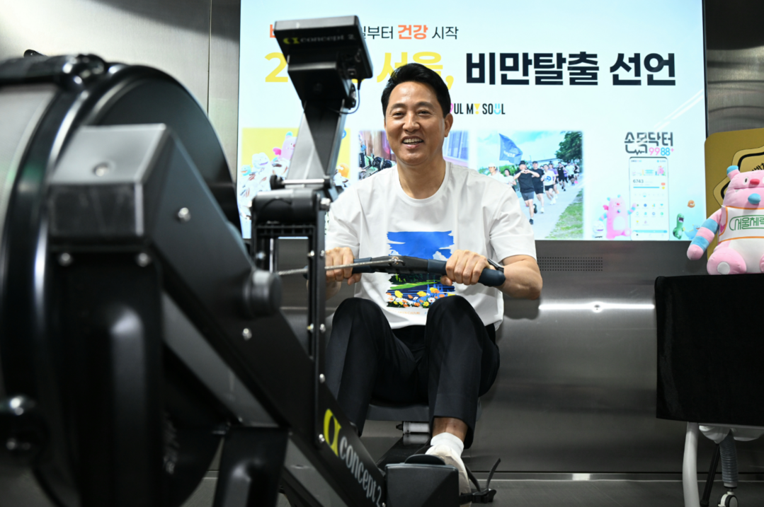 오세훈 서울시장이 여의나루역 러너스테이션에서 선언 발표 후 로잉머신을 체험하고있다. [사진=서울시]