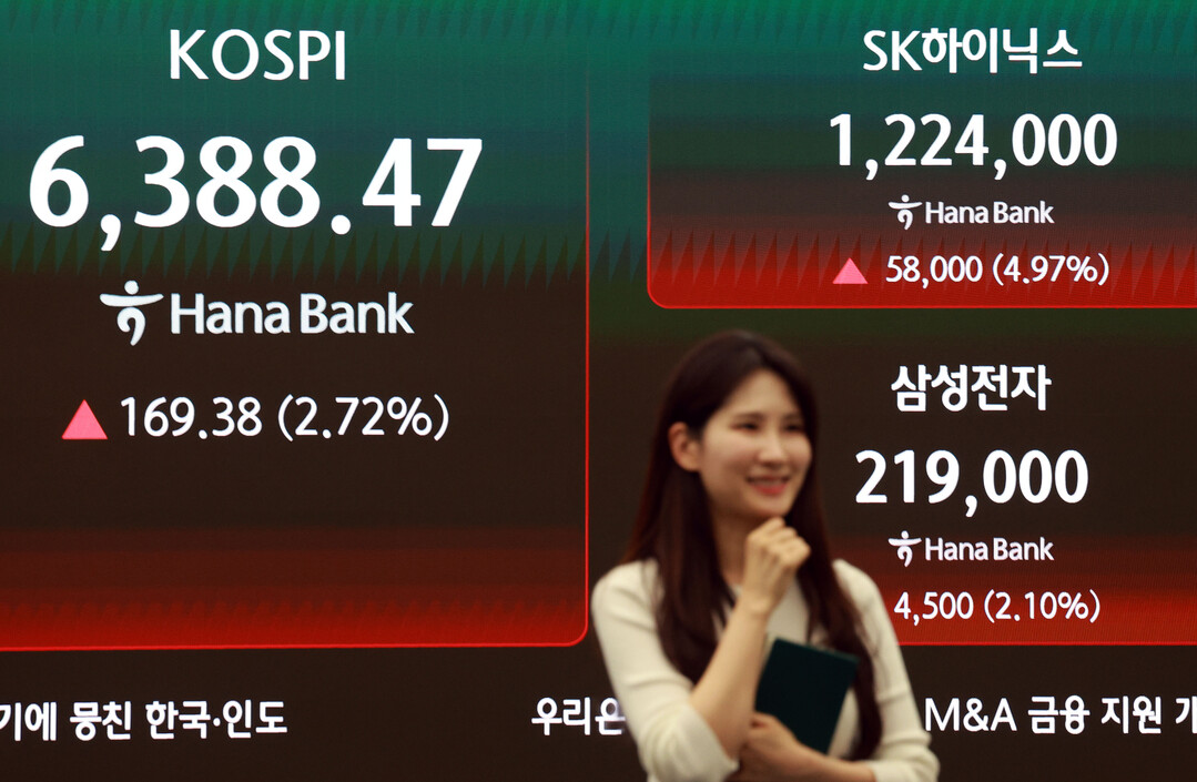 서울 중구 하나은행 본점 딜링룸 현황판에 SK하이닉스와 삼성전자 주가가 표시되고 있다. [사진=연합뉴스]