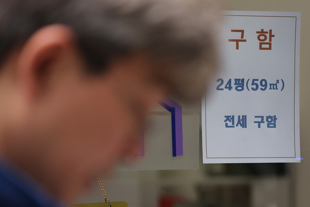 서울의 한 공인중개업소에 붙은 전세 관련 안내문. [사진=연합뉴스]