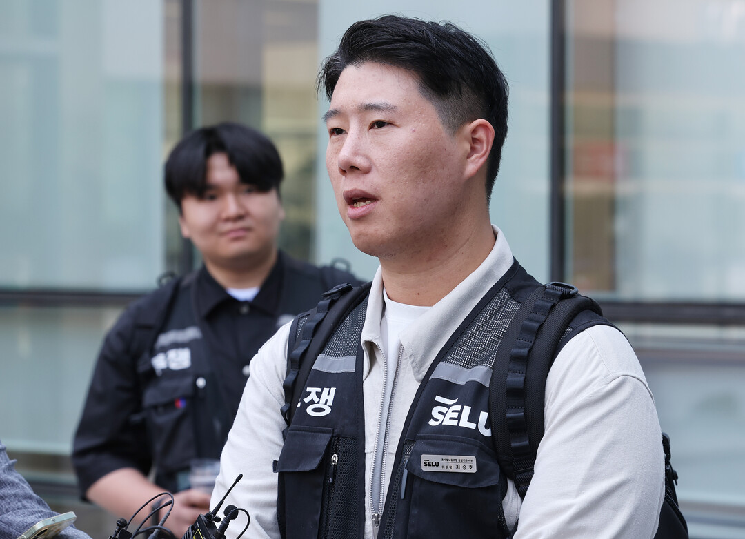 13일 삼성전자가 노조를 상대로 제기한 위법 쟁의행위 금지 가처분 신청 심문을 마치고 나온 최승호 초기업노조 삼성전자지부 위원장. [사진=연합뉴스]