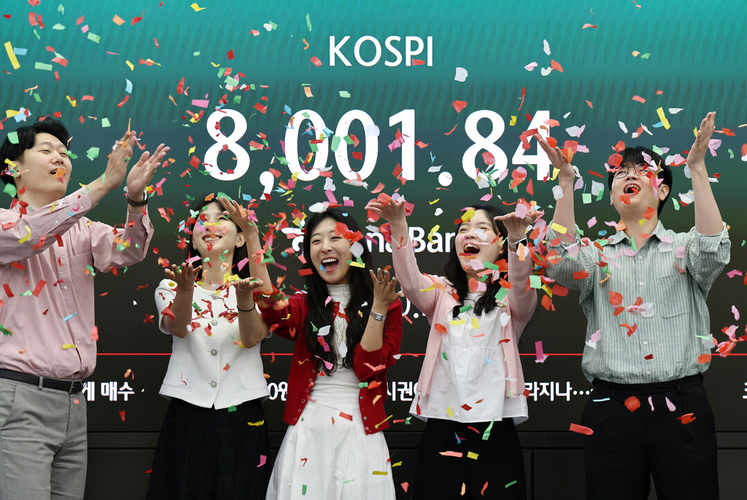 15일 서울 하나은행 본점 딜링룸에서 코스피 8000 기념 세리머니가 진행되고 있다. [사진=연합뉴스]