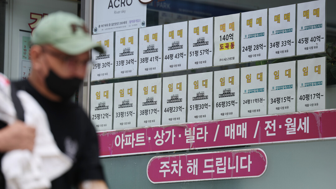 서울 강남구 한 부동산중개업소에 붙은 매물 정보. [사진=연합뉴스]