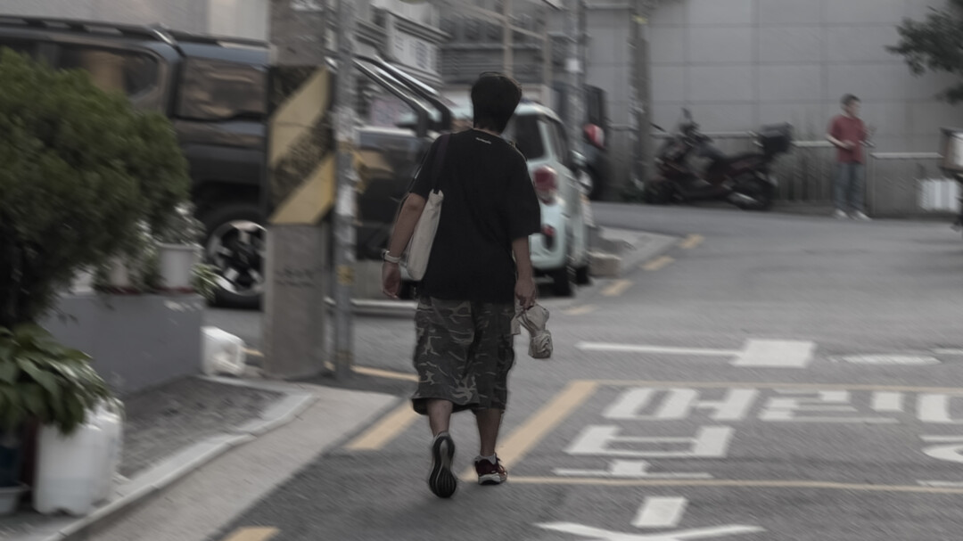 한 청년이 고된 하루를 끝내고 집으로 귀가하고있다. [사진=도시경제채널]