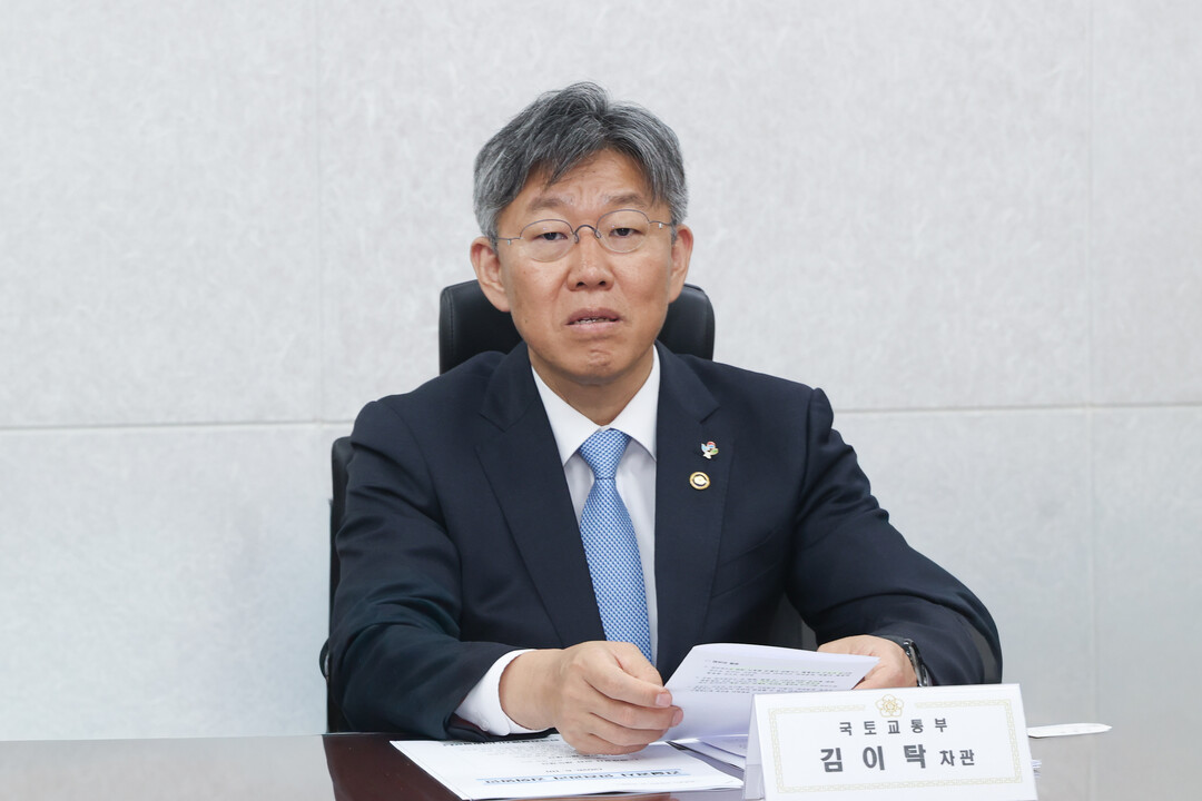 지난 10일 민관합동 해체공사 안전관리 TF 기관장 회의를 주재하고 있는 김이탁 제1차관. [사진=연합뉴스]