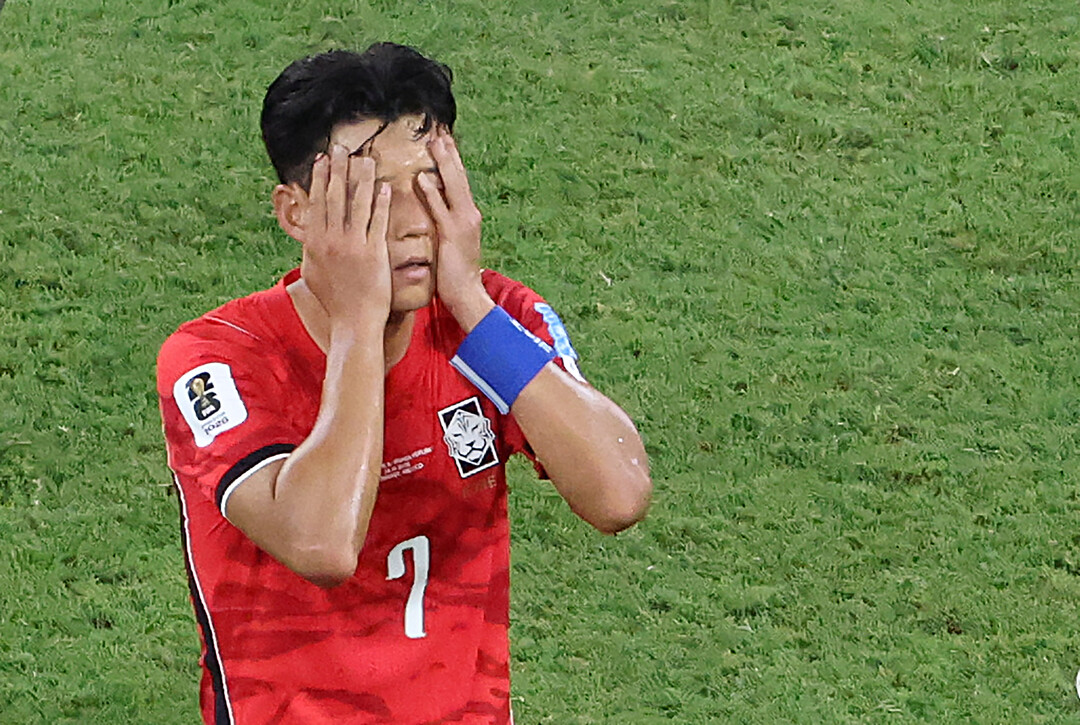 대한민국 축구 국가대표팀 주장 손흥민이  24일 남아프리카공화국과의 경기에서 패배가 확정되자 아쉬움을 표하고 있다. [사진=연합뉴스]