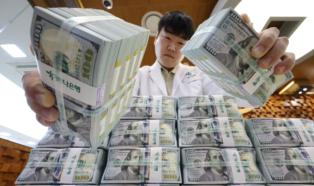 하나은행 직원이 외화를 정리하고 있다. [사진=연합뉴스]
