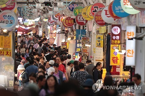 추석 기간 붐비는 전통시장. [사진=연합뉴스]
