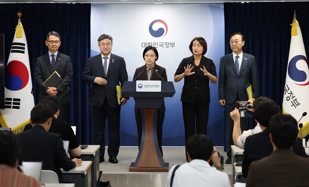 한성숙 국무총리, 윤호중 행정안전부 장관, 김윤덕 국토교통부 장관, 허장 재정경제부 제2차관이 &lsquo;행정&middot;공공기관 이전 및 공공기관 기능 개혁&rsquo; 기자회견을 하고 있다. [사진=행정안전부]