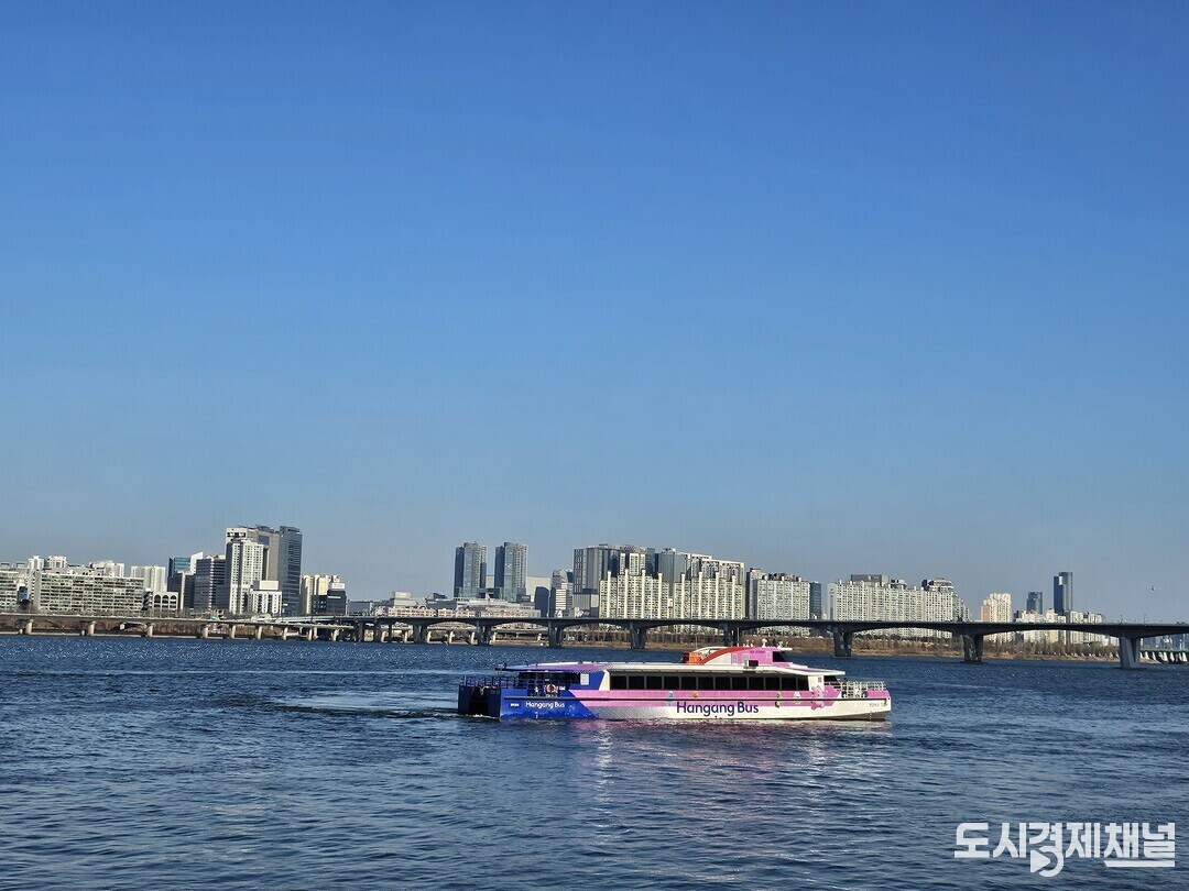 접안에서 다시 출발까지 20분이 넘게 소요되는 한강버스가 대중교통으로 역할을 할 수 있을까.